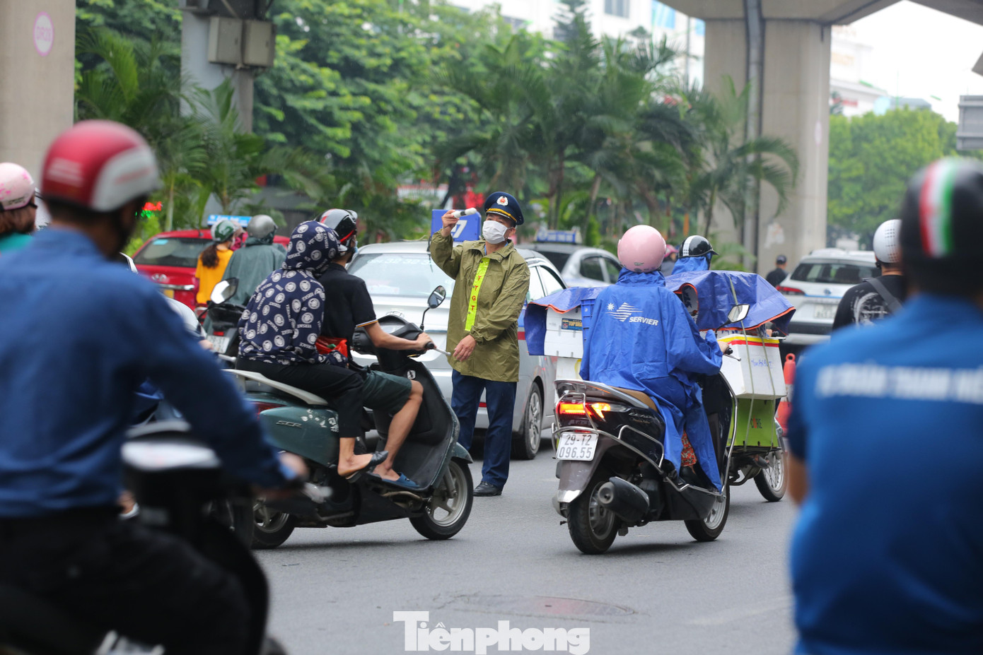 Nhiều người tham gia giao thông không khỏi bỡ ngỡ, bất ngờ khi di chuyển theo thí điểm phân làn ô tô, xe máy riêng. Anh H chủ cửa hàng kinh doanh xe đạp tại số 129M Nguyễn Trãi băn khoăn: "Phân làn như thế này, xe ô tô của khách hàng không thể vào cửa hàng, nhà tôi trong ngõ cũng không thể về nhà, rẽ vào lề phải thì đi sai làn, đi thêm lên thì quá đường không thể đi ngược chiều lại". Nhiều người tham gia giao thông không khỏi bỡ ngỡ, bất ngờ khi di chuyển theo thí điểm phân làn ô tô, xe máy riêng. Anh H chủ cửa hàng kinh doanh xe đạp tại số 129M Nguyễn Trãi băn khoăn: "Phân làn như thế này, xe ô tô của khách hàng không thể vào cửa hàng, nhà tôi trong ngõ cũng không thể về nhà, rẽ vào lề phải thì đi sai làn, đi thêm lên thì quá đường không thể đi ngược chiều lại".