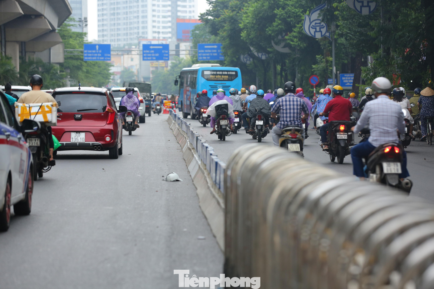 Cả 2 chiều xe cộ vẫn đi lẫn vào làn đường của nhau. Cả 2 chiều xe cộ vẫn đi lẫn vào làn đường của nhau.