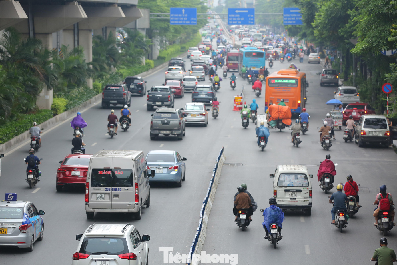 Ô tô vẫn đi lẫn vào làn dành cho xe máy. Ô tô vẫn đi lẫn vào làn dành cho xe máy.