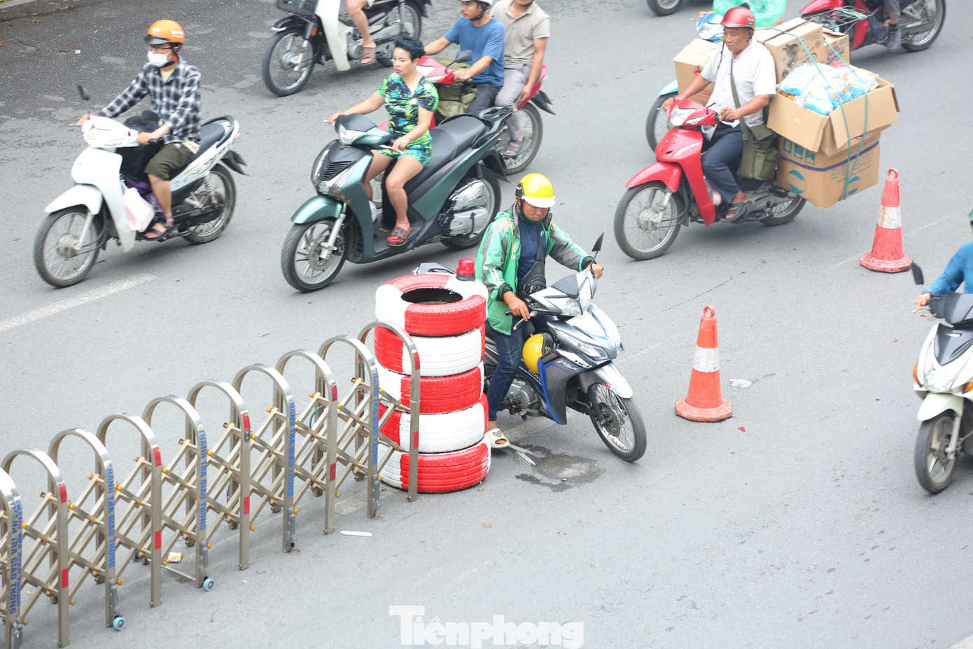 Một số phương tiện xe máy không biết thông tin, hoặc cố tình lách ra đường dành cho ô tô để chạy. Một số phương tiện xe máy không biết thông tin, hoặc cố tình lách ra đường dành cho ô tô để chạy.