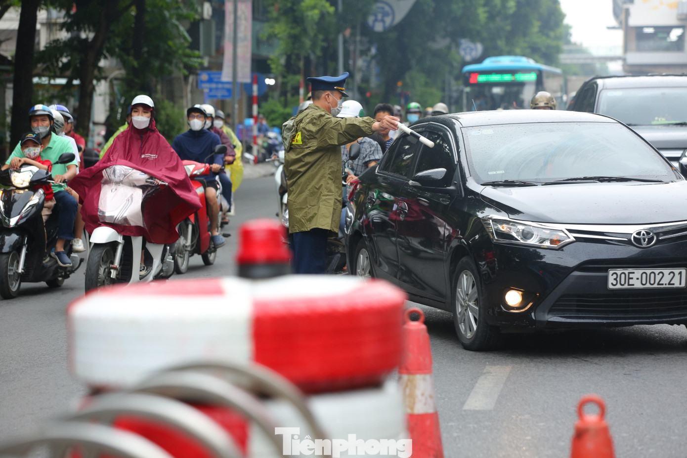 Ngày đầu áp dụng thí điểm phân làn ô tô, xe máy sử dụng dải phân cách cứng, ghi nhận nhanh giao thông vẫn như 'ma trận' tại đường Nguyễn Trãi. Ngày đầu áp dụng thí điểm phân làn ô tô, xe máy sử dụng dải phân cách cứng, ghi nhận nhanh giao thông vẫn như 'ma trận' tại đường Nguyễn Trãi.