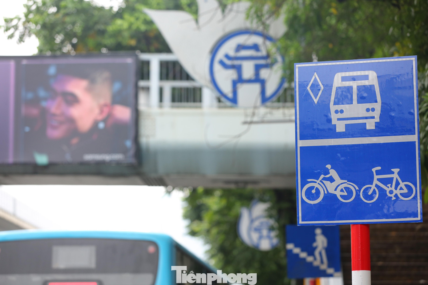 Biển thông báo phân làn đường đã được gắn đầy đủ dọc tuyến đường. Biển thông báo phân làn đường đã được gắn đầy đủ dọc tuyến đường.