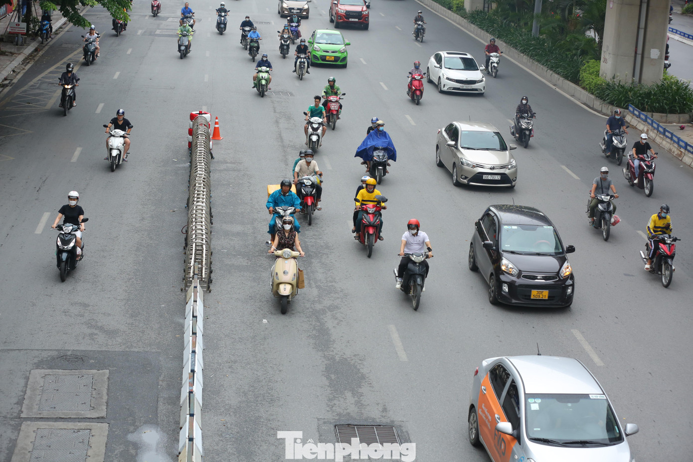 Lực lượng chức năng quá mỏng không đủ để hướng dẫn người dân. Và dù có lực lượng chức năng hay không tại mỗi đầu các đoạn có dải phân cách, các phương tiện vẫn 'đường ai, nấy đi', lẫn lộn vào nhau. Lực lượng chức năng quá mỏng không đủ để hướng dẫn người dân. Và dù có lực lượng chức năng hay không tại mỗi đầu các đoạn có dải phân cách, các phương tiện vẫn 'đường ai, nấy đi', lẫn lộn vào nhau.