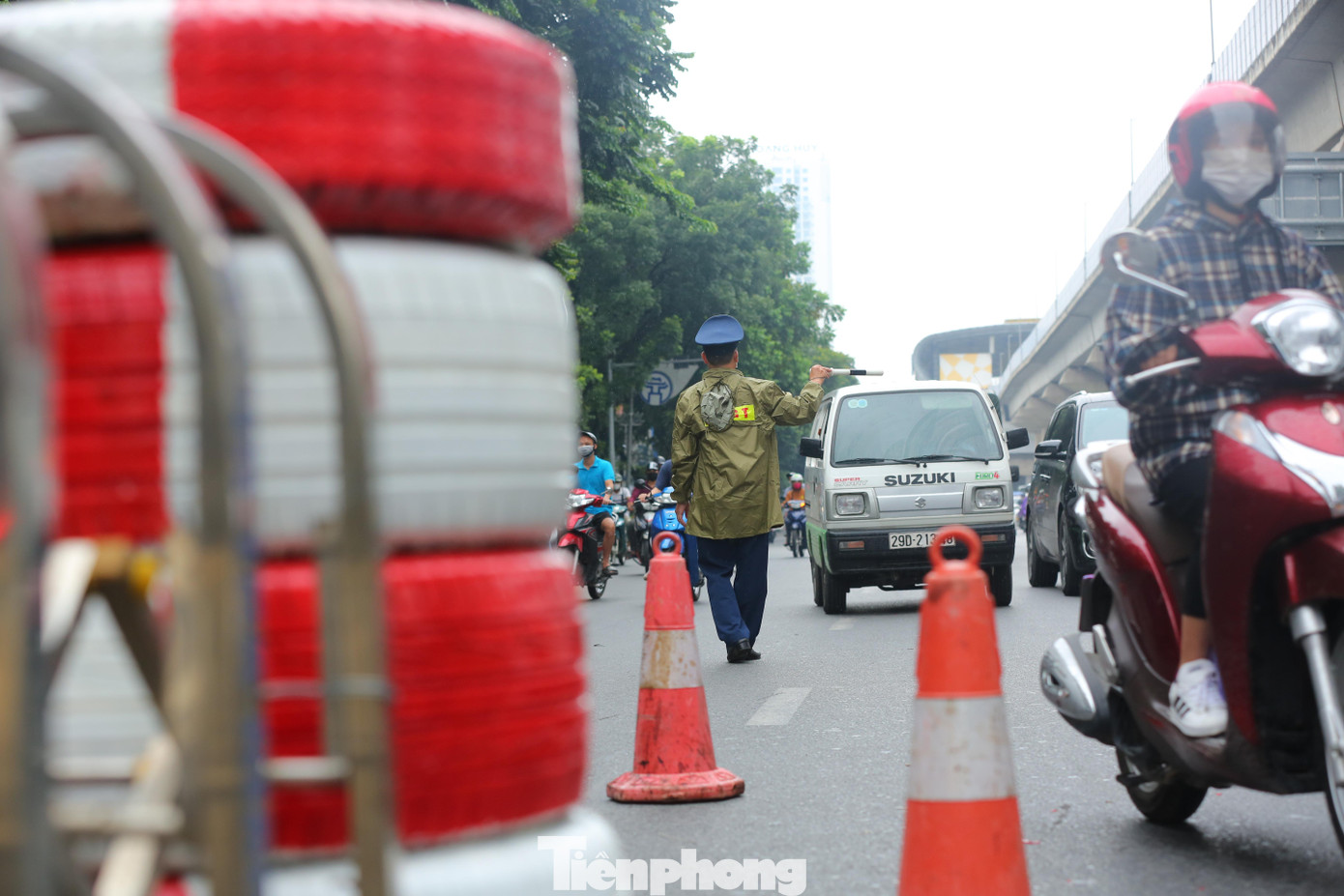 Thanh tra Sở GTVT quận Thanh Xuân có mặt để điều tiết giao thông từ sáng sớm, hướng dẫn người dân di chuyển trên tuyến đường những vẫn không xuể. Thanh tra Sở GTVT quận Thanh Xuân có mặt để điều tiết giao thông từ sáng sớm, hướng dẫn người dân di chuyển trên tuyến đường những vẫn không xuể.