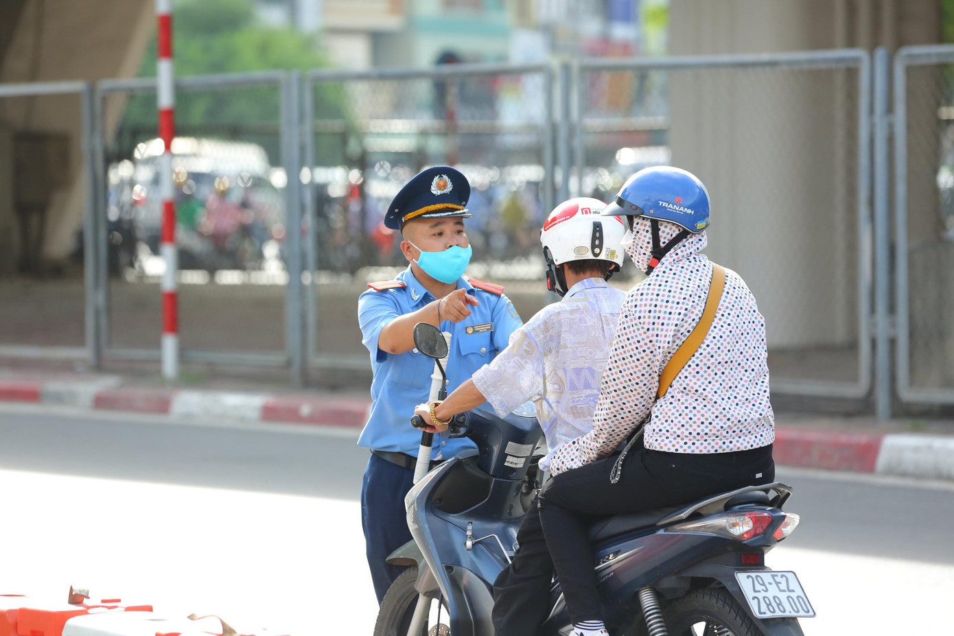 Người tham gia giao thông vẫn còn bỡ ngỡ chưa quen với kiểu lưu thông mới. Nhiều người đi xe máy tỏ ra nôn nóng, tìm kẽ hở để đi ngược chiều tại nút giao thông Ngã Tư Sở. Trong những ngày đầu tiên thực hiện phân luồng, lực lượng CSGT, TTGT chủ yếu nhắc nhở, hướng dẫn người dân đi đúng làn đường. Người tham gia giao thông vẫn còn bỡ ngỡ chưa quen với kiểu lưu thông mới. Nhiều người đi xe máy tỏ ra nôn nóng, tìm kẽ hở để đi ngược chiều tại nút giao thông Ngã Tư Sở. Trong những ngày đầu tiên thực hiện phân luồng, lực lượng CSGT, TTGT chủ yếu nhắc nhở, hướng dẫn người dân đi đúng làn đường.