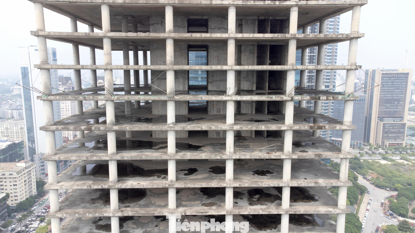 Nhiều năm qua, tòa tháp mới hoàn thiện phần thô và hiện trong tình trạng “đắp chiếu“, bỏ hoang.