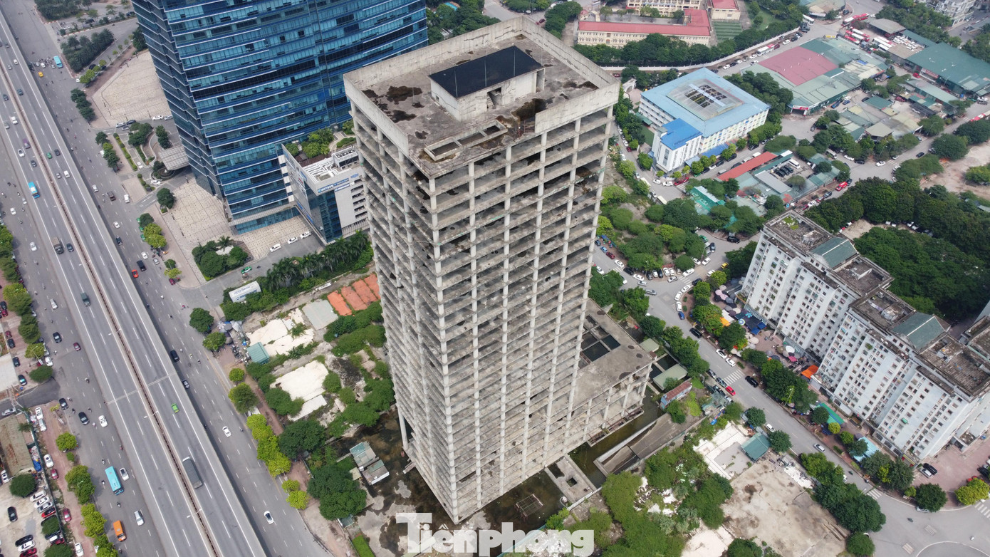 Dự án Trung tâm điều hành và giao dịch VICEM (VICEM Tower) toạ lạc tại lô 10E6, khu đô thị mới Cầu Giấy, phường Mễ Trì, quận Nam Từ Liêm. Dự án được cấp phép năm 2011 và dự kiến hoàn thành 3 năm sau đó. Tuy nhiên, đến nay dự án này vẫn chỉ là công trình xây dựng dở dang, bỏ hoang, gây lãng phí.
