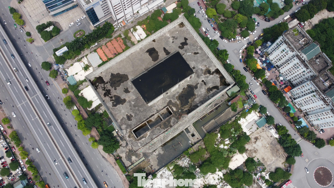 Thời điểm hiện tại, nhiều hạng mục của dự án xây dựng đã xuống cấp, bê tông bong tróc, rêu mốc...