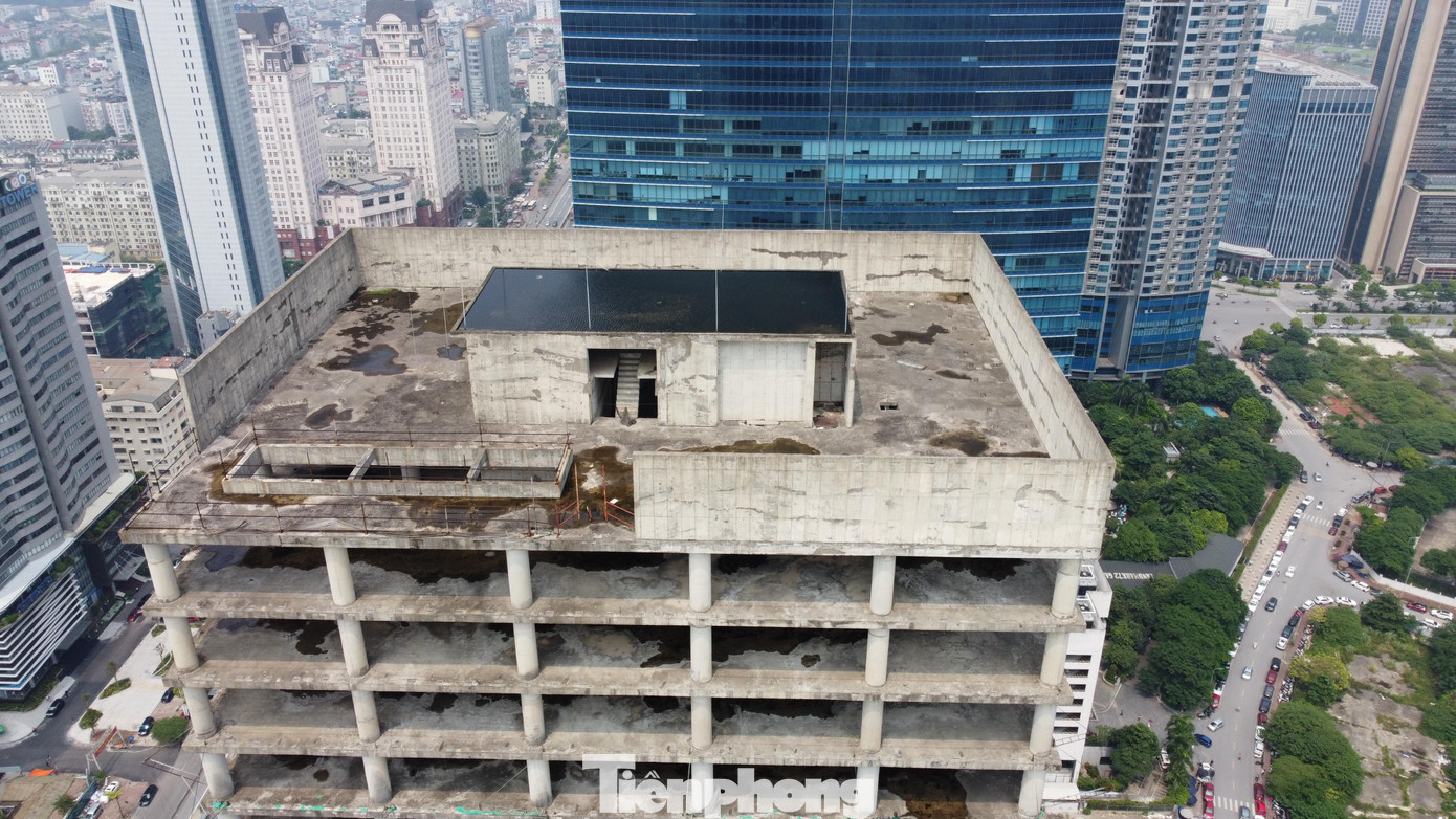 Hình ảnh đối lập với các khu toà nhà cao ốc hiện đại xung quanh.