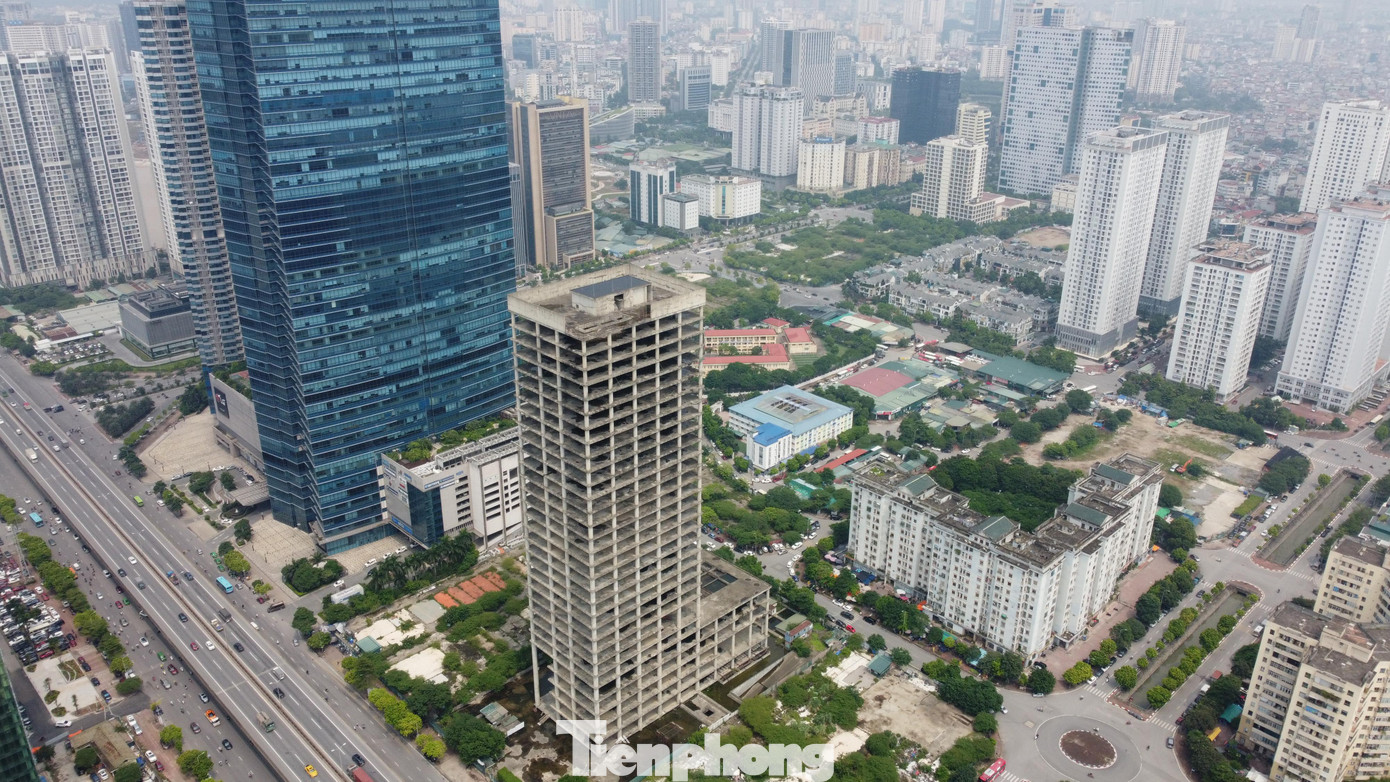 Dự án từng được ví von là "tiểu Keangnam" nhưng Vicem Tower hiện nay lại như "xác khô" trơ khung gây lãng phí, mất mỹ quan đô thị.