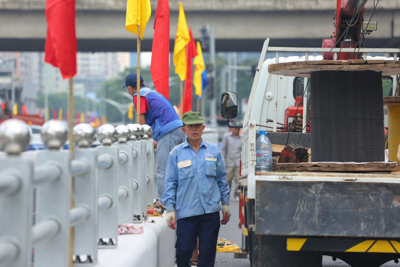 Cờ quạt băng rôn cũng đã được cắm sẵn sàng cho buổi lễ thông xe vào sáng 5/10.