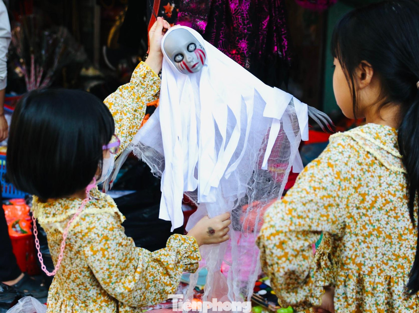 Hai bạn nhỏ mải mê ngắm nhìn hình nộm trên phố Hàng Mã.