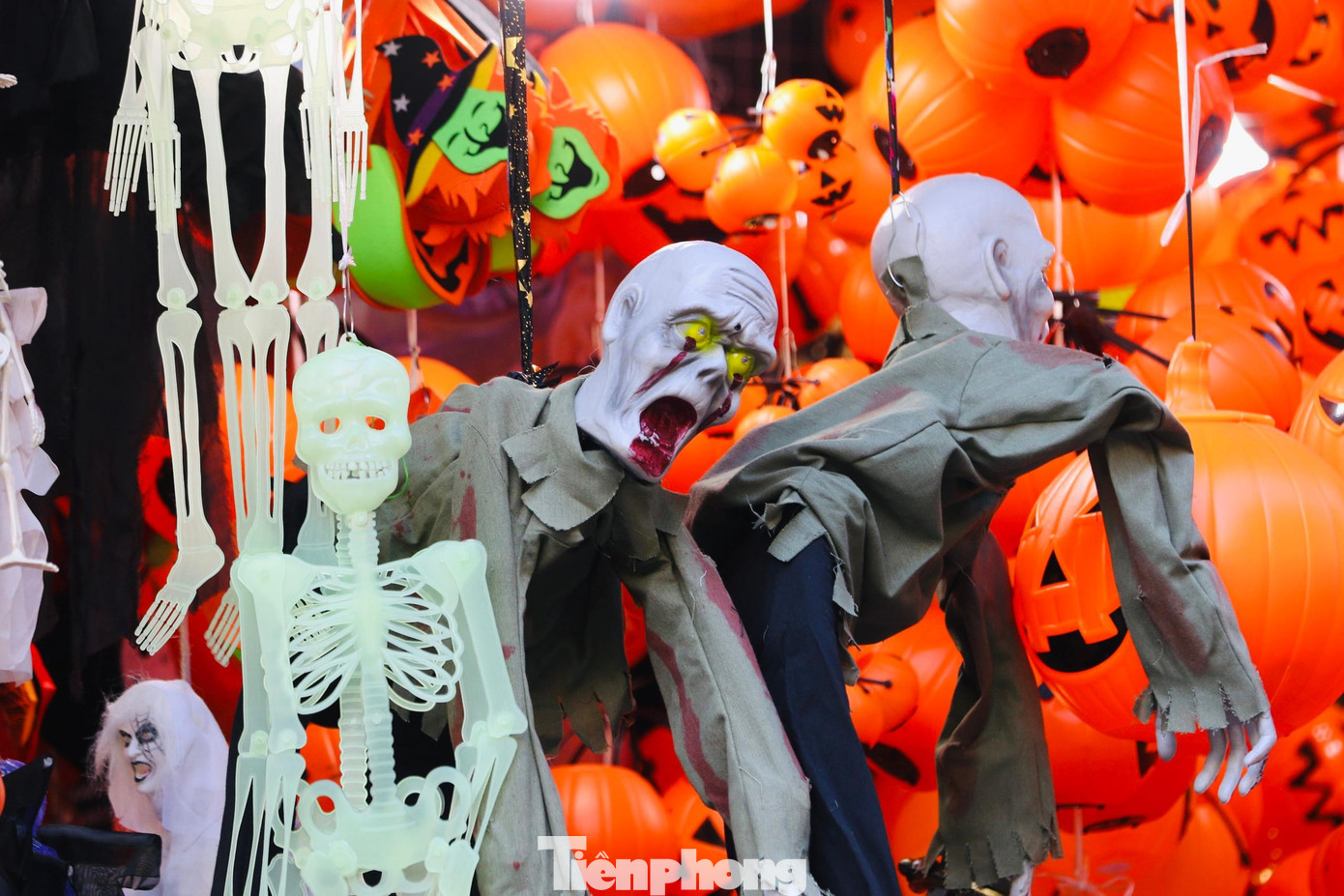 Halloween (tên đầy đủ là All Hallows’ Evening) là ngày đánh dấu sự kết thúc vụ mùa thu hoạch và bắt đầu mùa đông, tưởng nhớ những người đã qua đời. Halloween là một lễ hội truyền thống và đặc biệt ở phương Tây với biểu tượng là những trái bí ngô được khoét hình khuôn mặt.