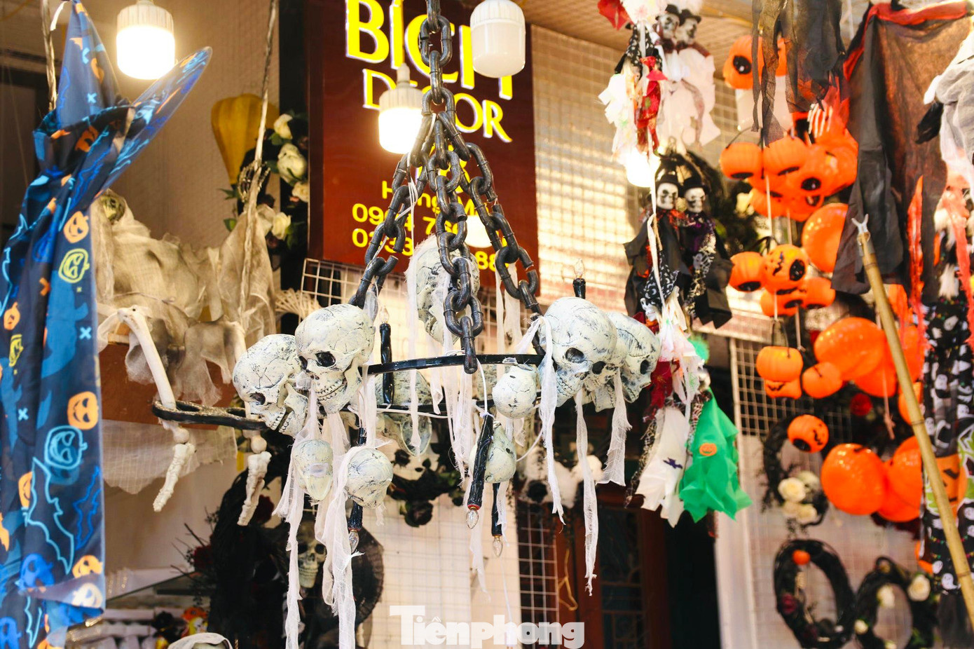 Những ngày này, không khí Halloween tràn ngập trên phố Hàng Mã với gam màu chủ đạo cam, đen kinh dị.