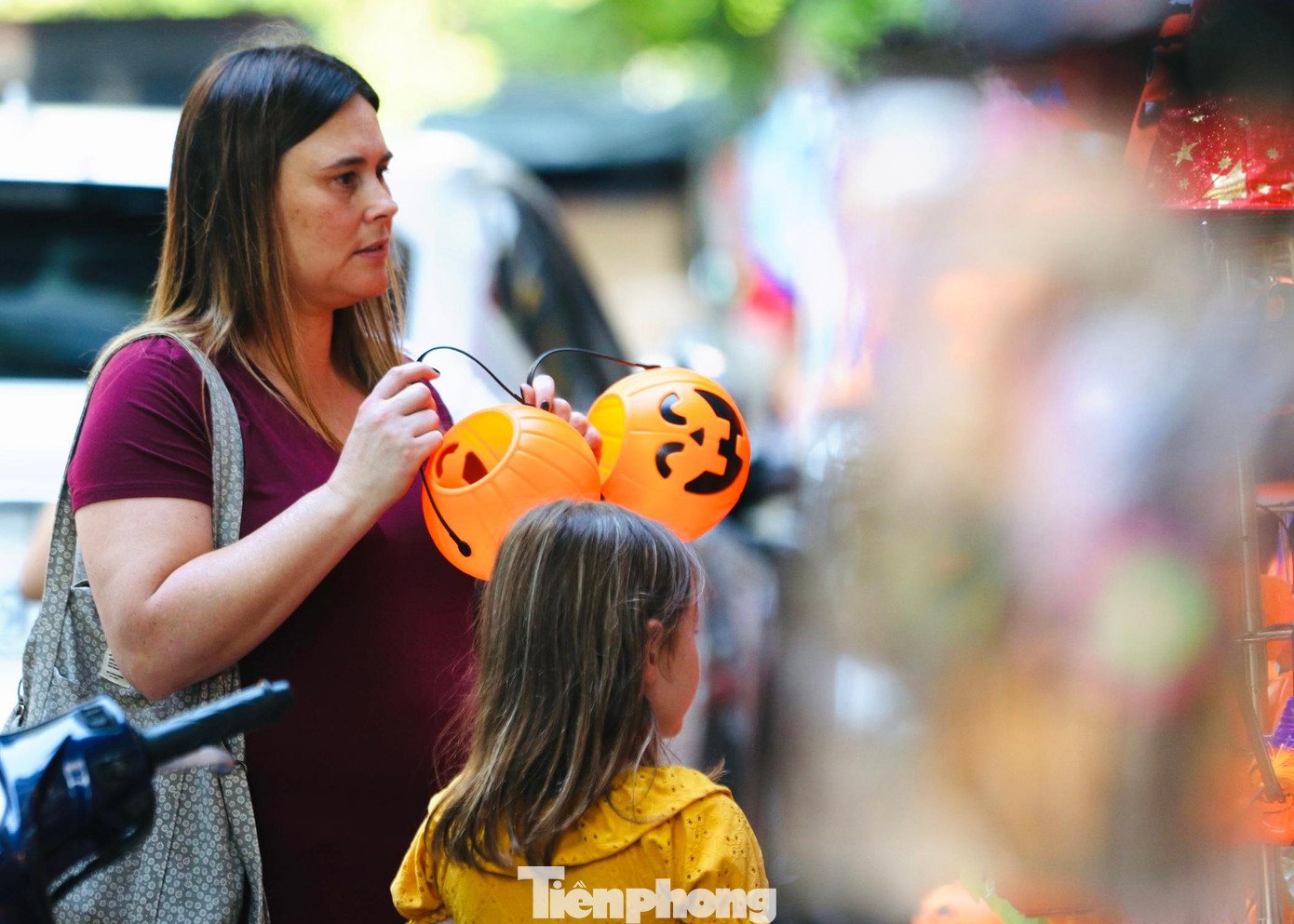 Không chỉ thu hút khách Việt, phố Hàng Mã còn thu hút khách nước ngoài tìm đến mua sắm.