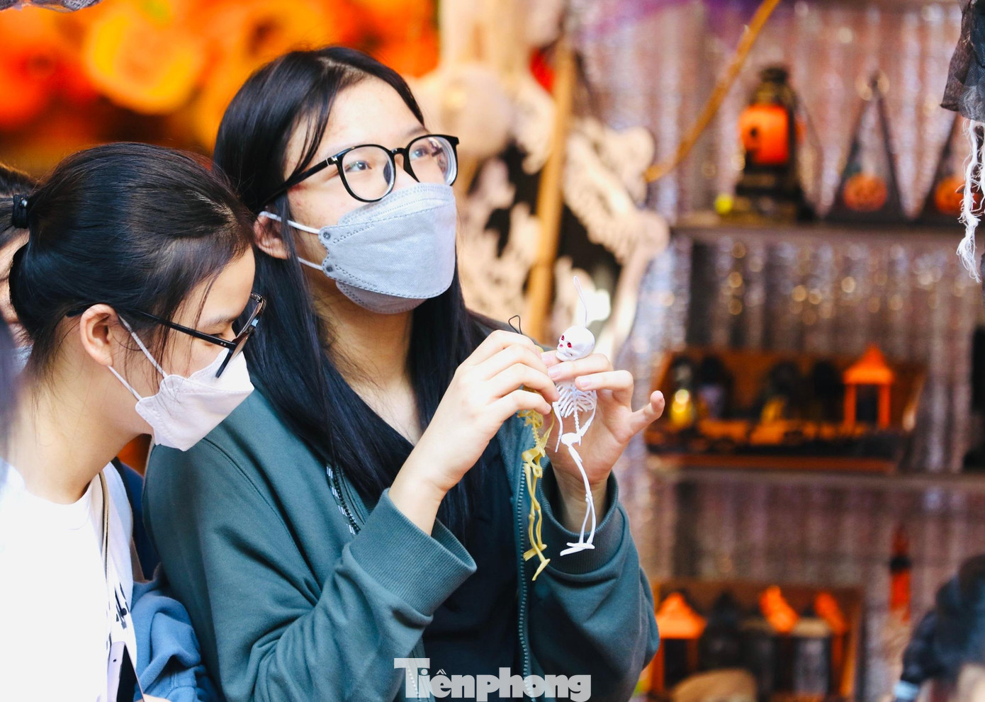 Từ lâu, phố Hàng Mã đã trở thành địa điểm thu hút rất nhiều bạn trẻ đến mua sắm và tham quan chụp ảnh check-in.