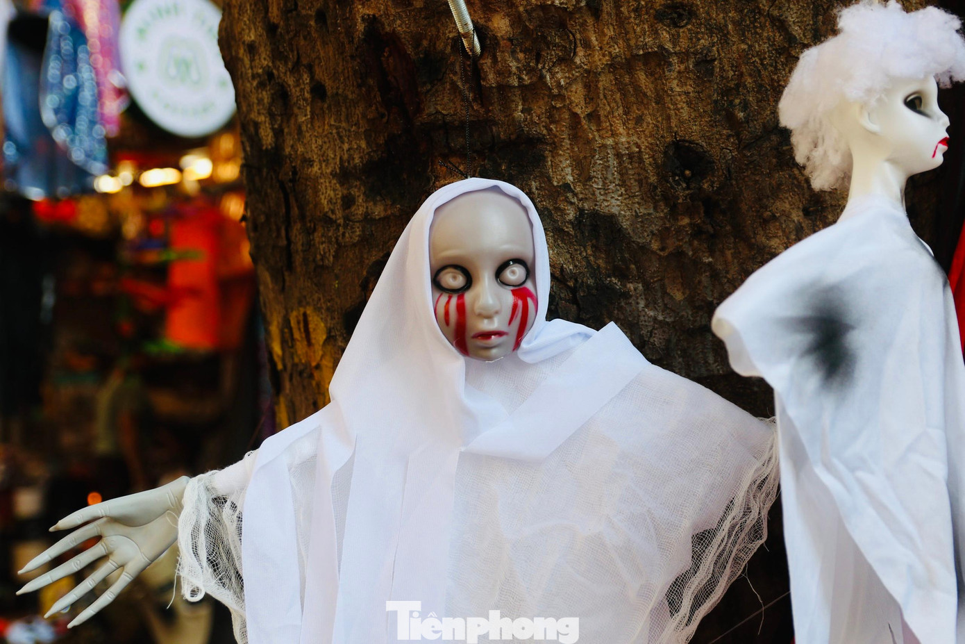 Tuy nhiên khi du nhập vào Việt Nam, những mặt hàng kinh dị như hình nộm, bộ xương, lưỡi hái lại được giới trẻ ưa chuộng săn đón.