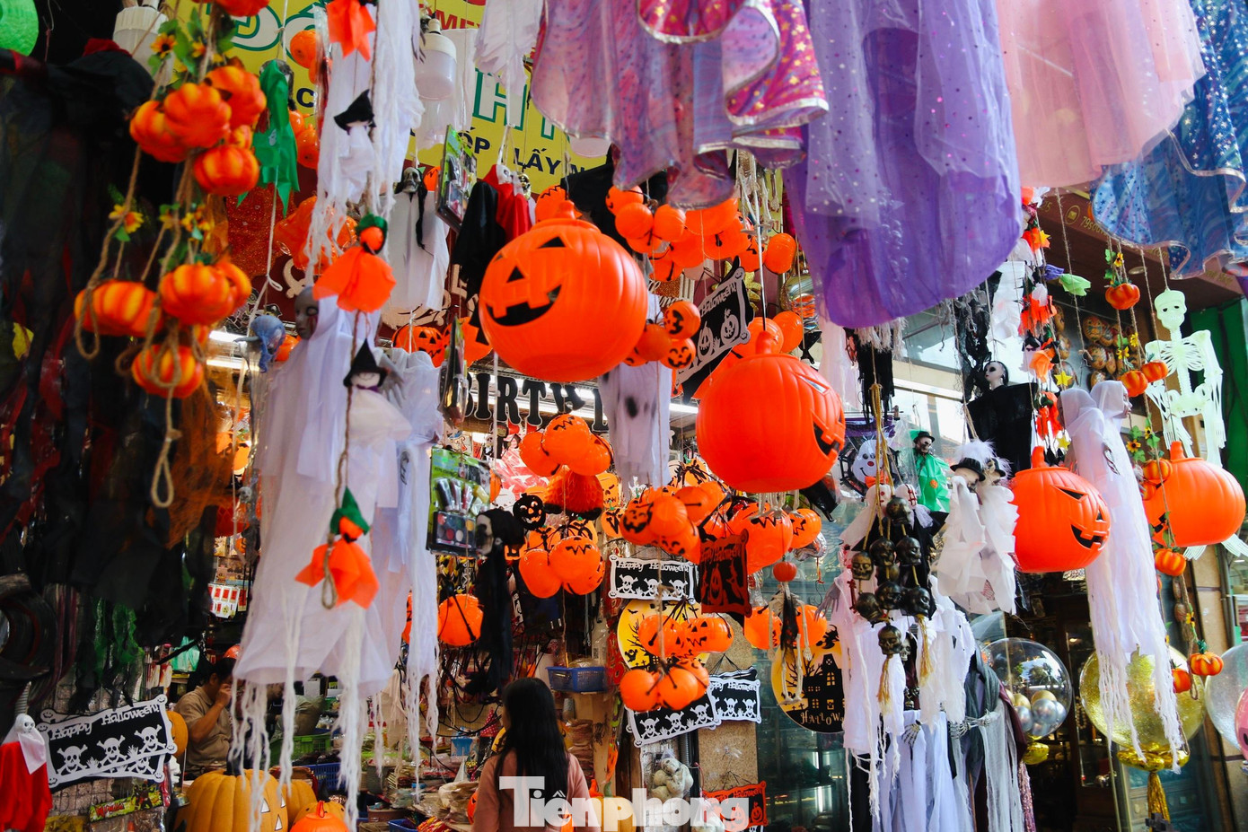 Các loại đồ chơi, trang phục Hallowen có màu sắc đa dạng, chủng loại kiểu dáng hết sức phong phú, từ vài chục cho đến vài trăm ngàn đồng.