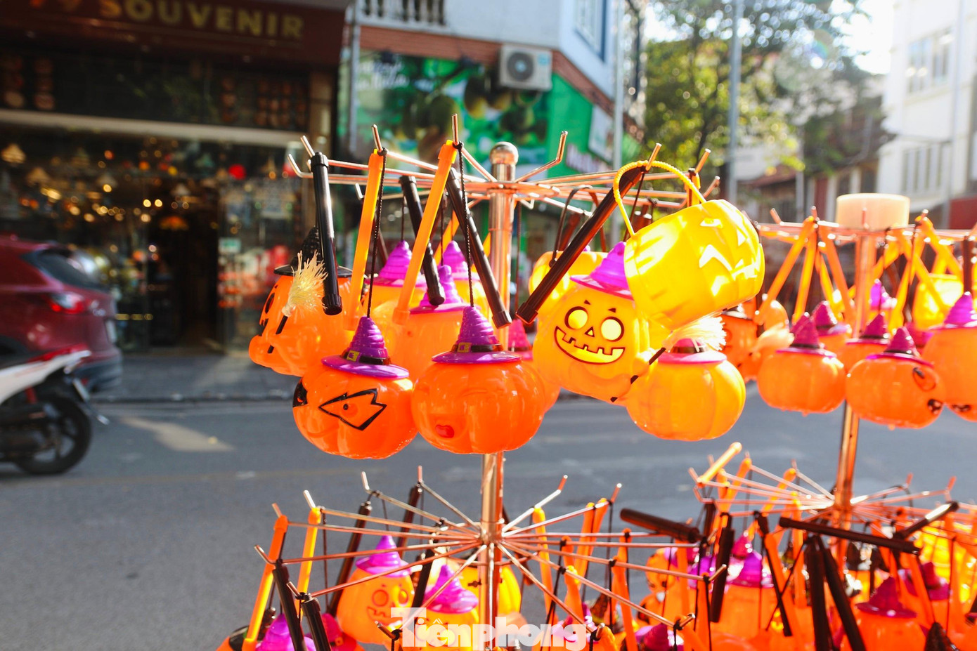 Mặt hàng đặc trưng cho Halloween và hay được hỏi mua nhiều chính là những quả bí ngô nhựa có giá dao động 70.000 - 150.000 đồng tùy từng kích cỡ.