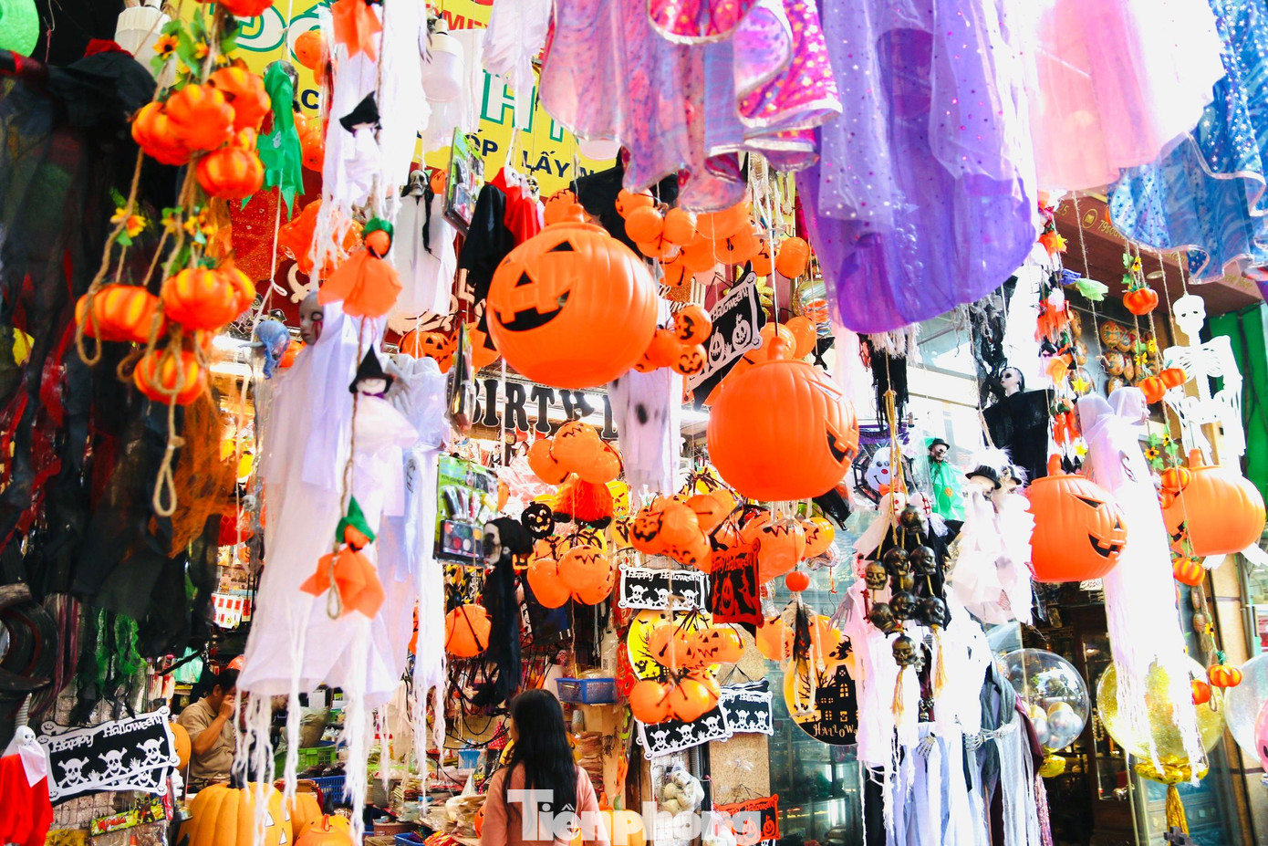 Còn 1 tuần nữa lễ hội Halloween mới diễn ra, nhưng không khí ở "thủ phủ" đồ hóa trang - phố Hàng Mã đã nhộn nhịp suốt nhiều ngày nay.