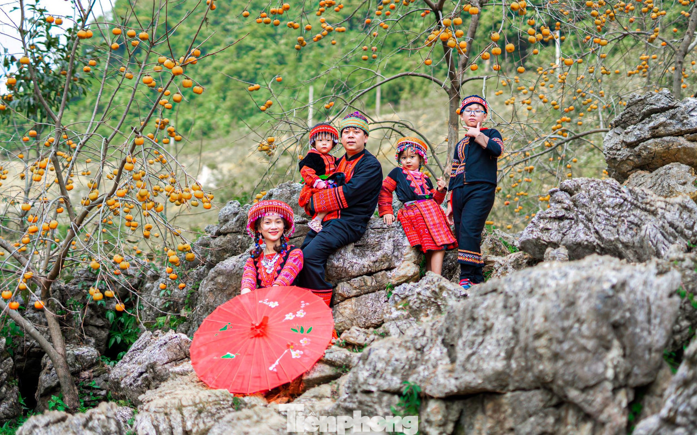 Nhiều gia đình đã tranh thủ ngày cuối tuần đi nghỉ ngơi vui chơi trong khung cảnh tuyệt đẹp của vườn hồng chín mọng.