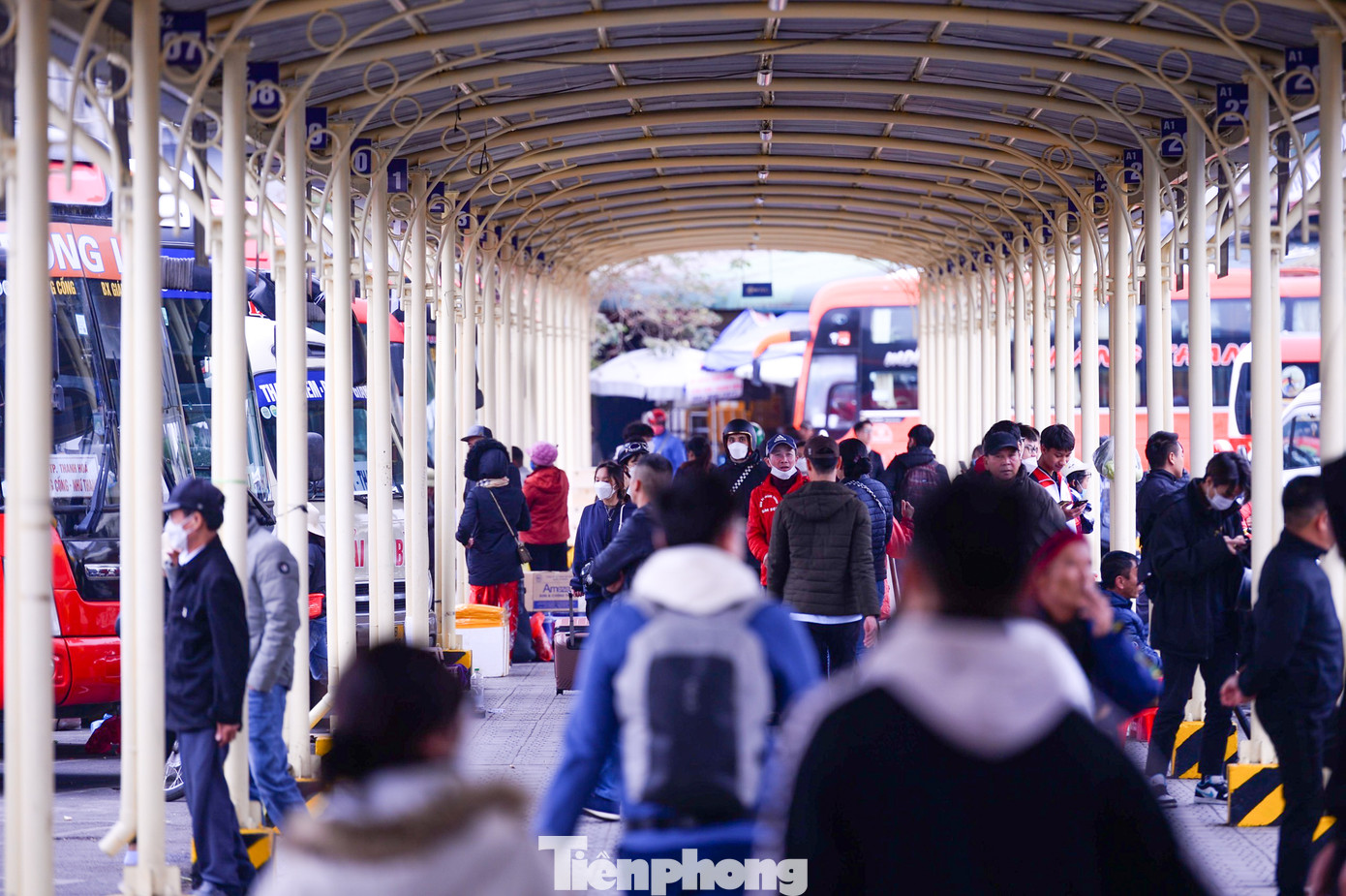 Càng về cuối giờ chiều, dòng người đổ về các bến xe như: Mỹ Đình, Giáp Bát ngày một đông đúc hơn.