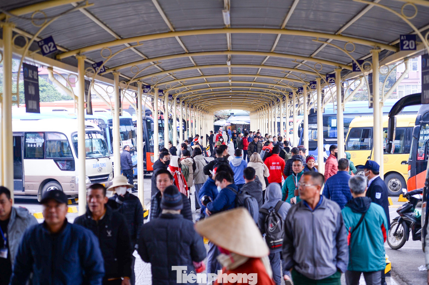 Nhiều người dân đang sinh sống, làm việc, học tập tại Hà Nội đã đổ về các bến xe để về quê nghỉ Tết Dương lịch.
