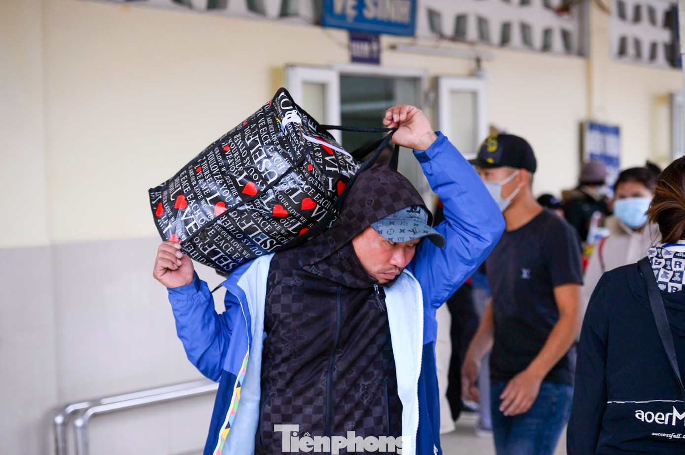 Nhiều người dân lỉnh kỉnh vác đồ di chuyển lên xe...