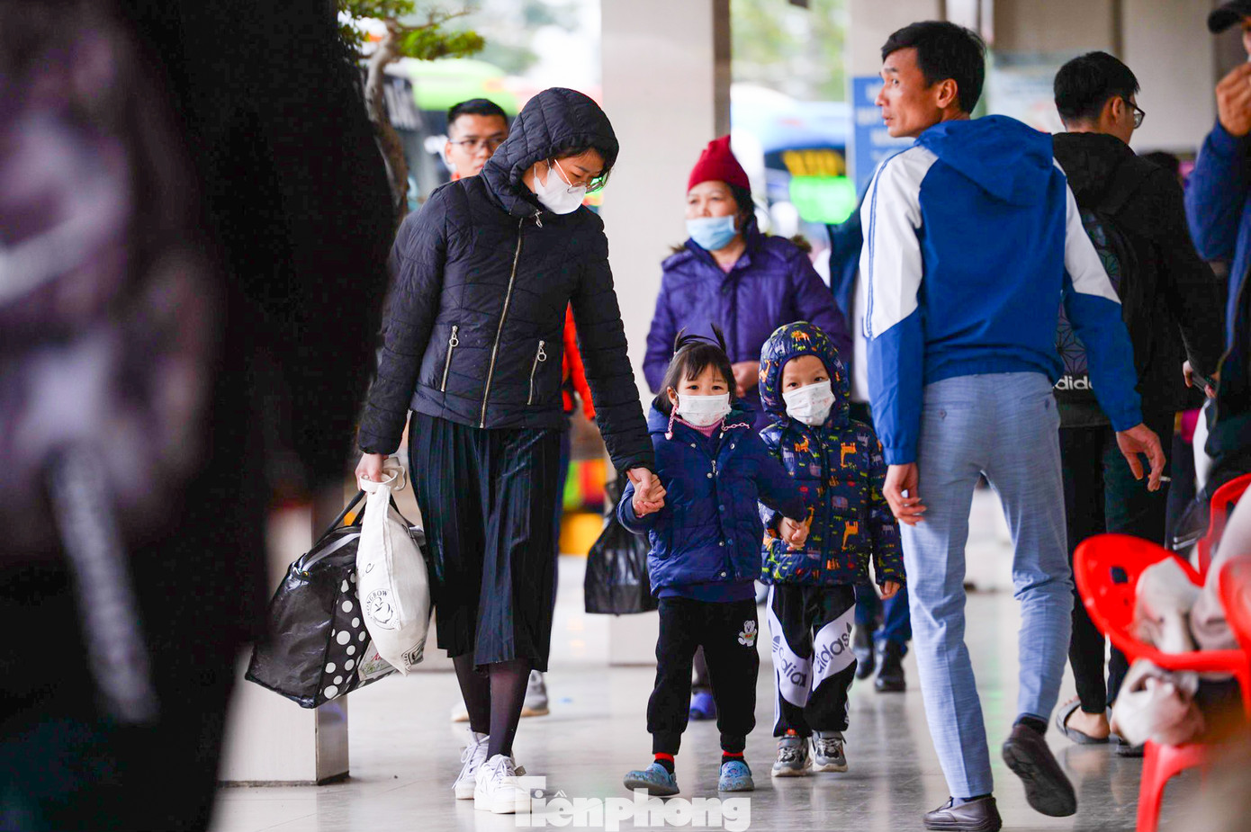 Những ngày cuối năm nhiệt độ giảm sâu, người dân trang bị đồ áo ấm kín mít đổ ra các bến xe để lên đường về quê nghỉ Tết.