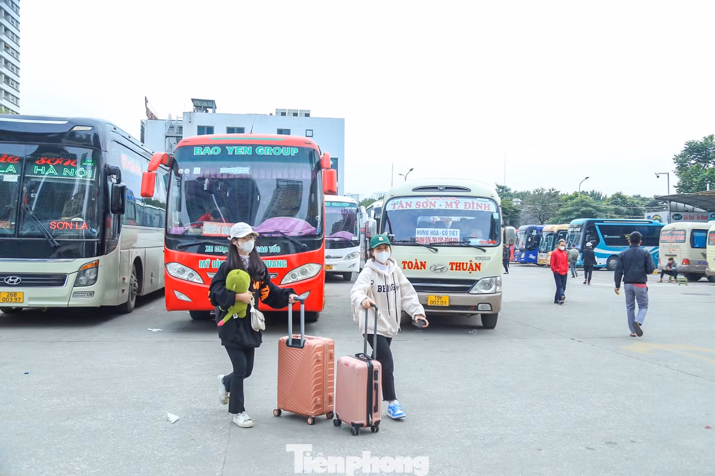 Tại bến xe Mỹ Đình, ngày cuối cùng học tập, làm việc của năm 2022, ngày từ 15h, người dân đã đổ về bến xe về quê nghỉ Tết Dương Lịch.