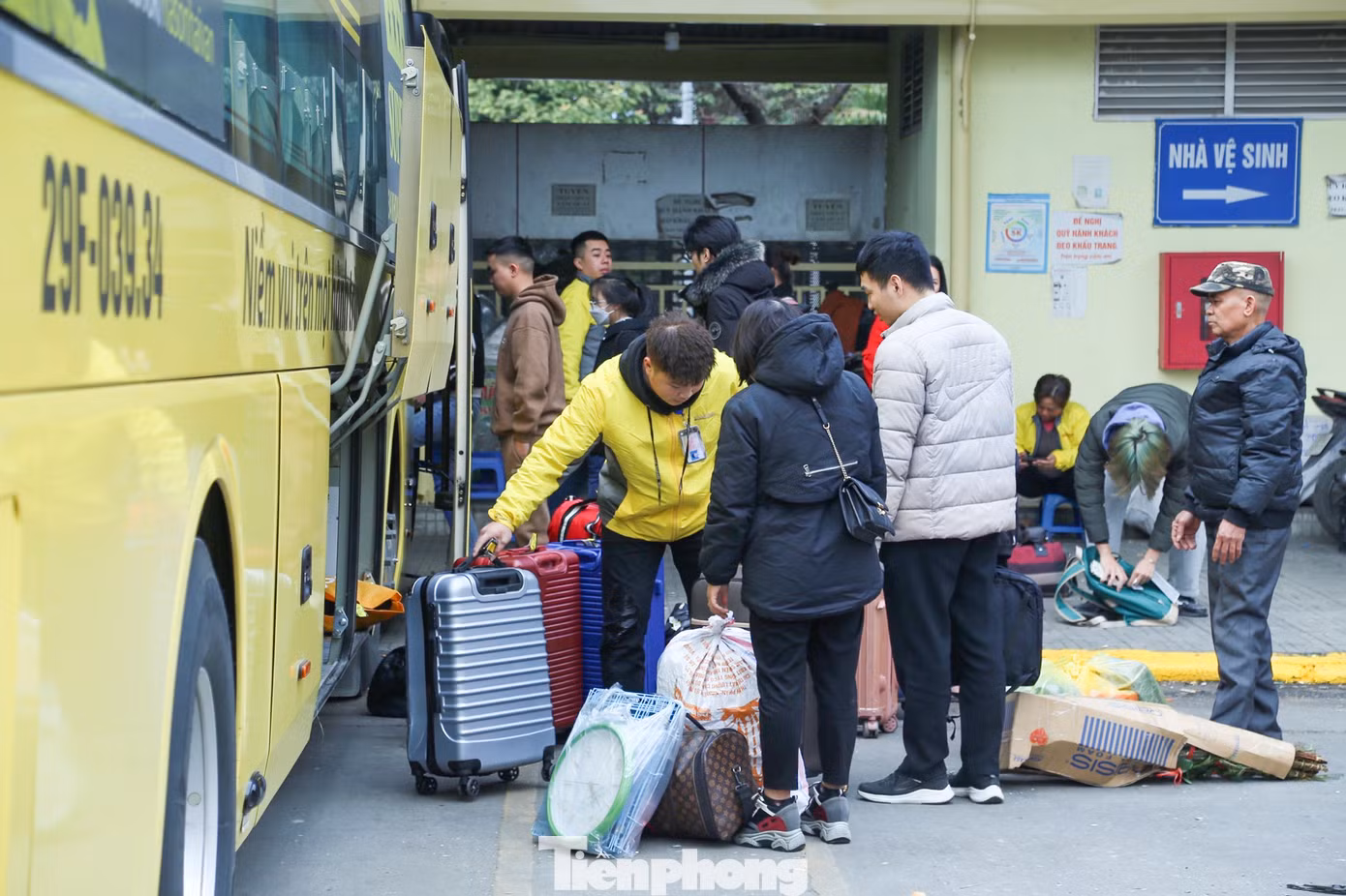 Nhà xe tất bật xếp hành lý cho khách.