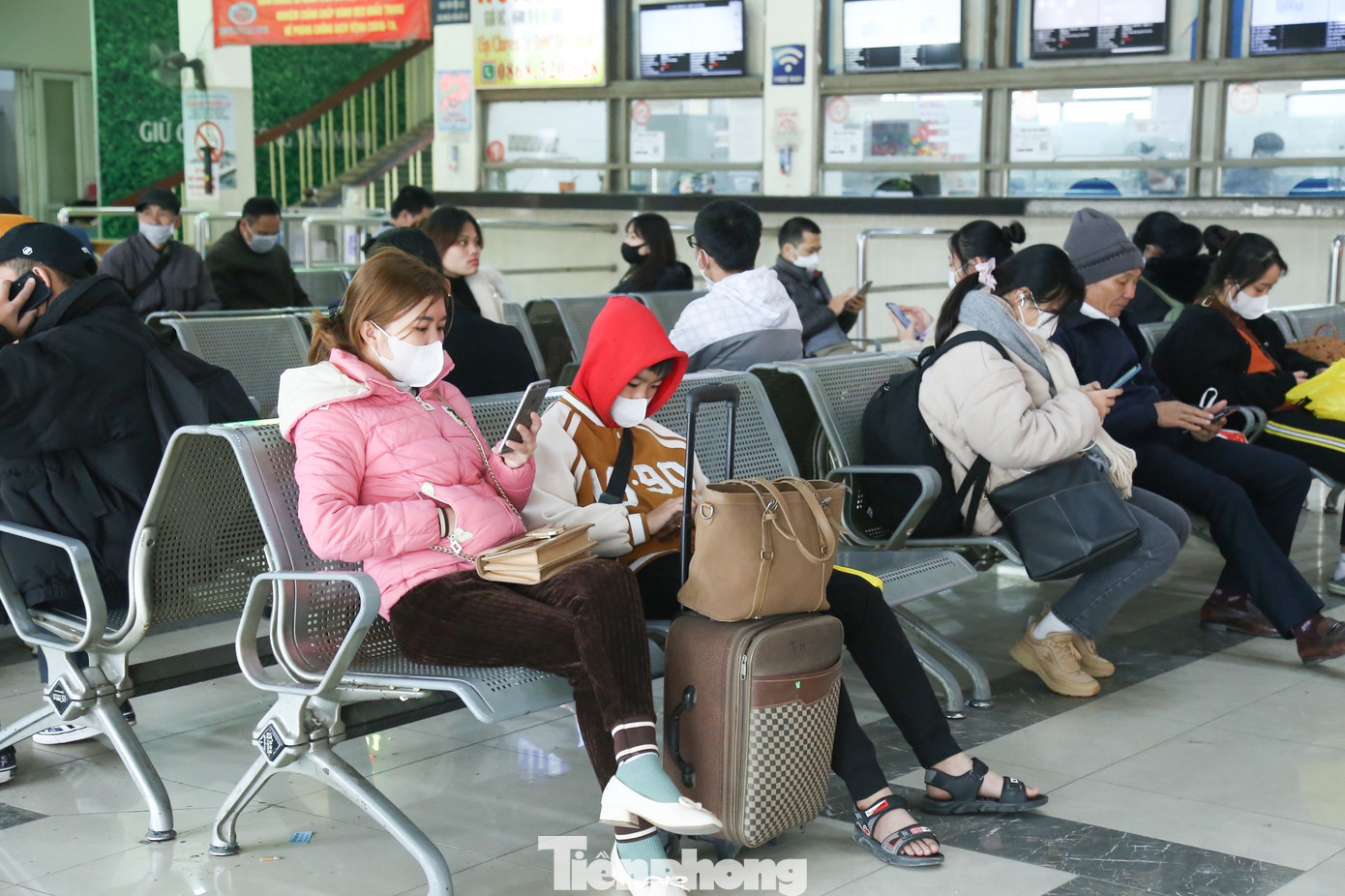 Khu vực ghế chờ trong bến xe khá đông đúc.