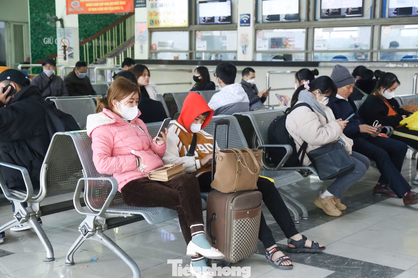 Khu vực ghế chờ trong bến xe khá đông đúc.
