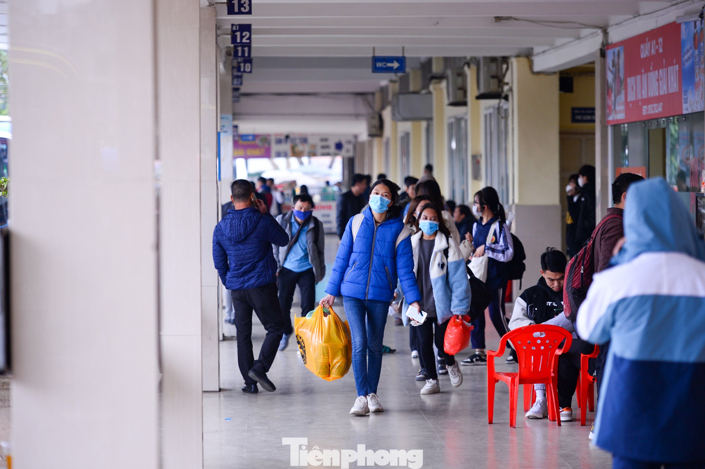 Chị Hương ở quận Hai Bà Trưng cho biết: "Do hôm nay là ngày cận Tết cũng là ngày làm việc học tập cuối cùng của năm 2022 nên số lượng sinh viên và lao động tự do từ các tỉnh khác cùng nhau về quê nên bến xe rất đông. Do đó tôi tranh thủ ra bến xe sớm từ đầu giờ chiều để tránh cảnh chen lấn, xô đẩy".