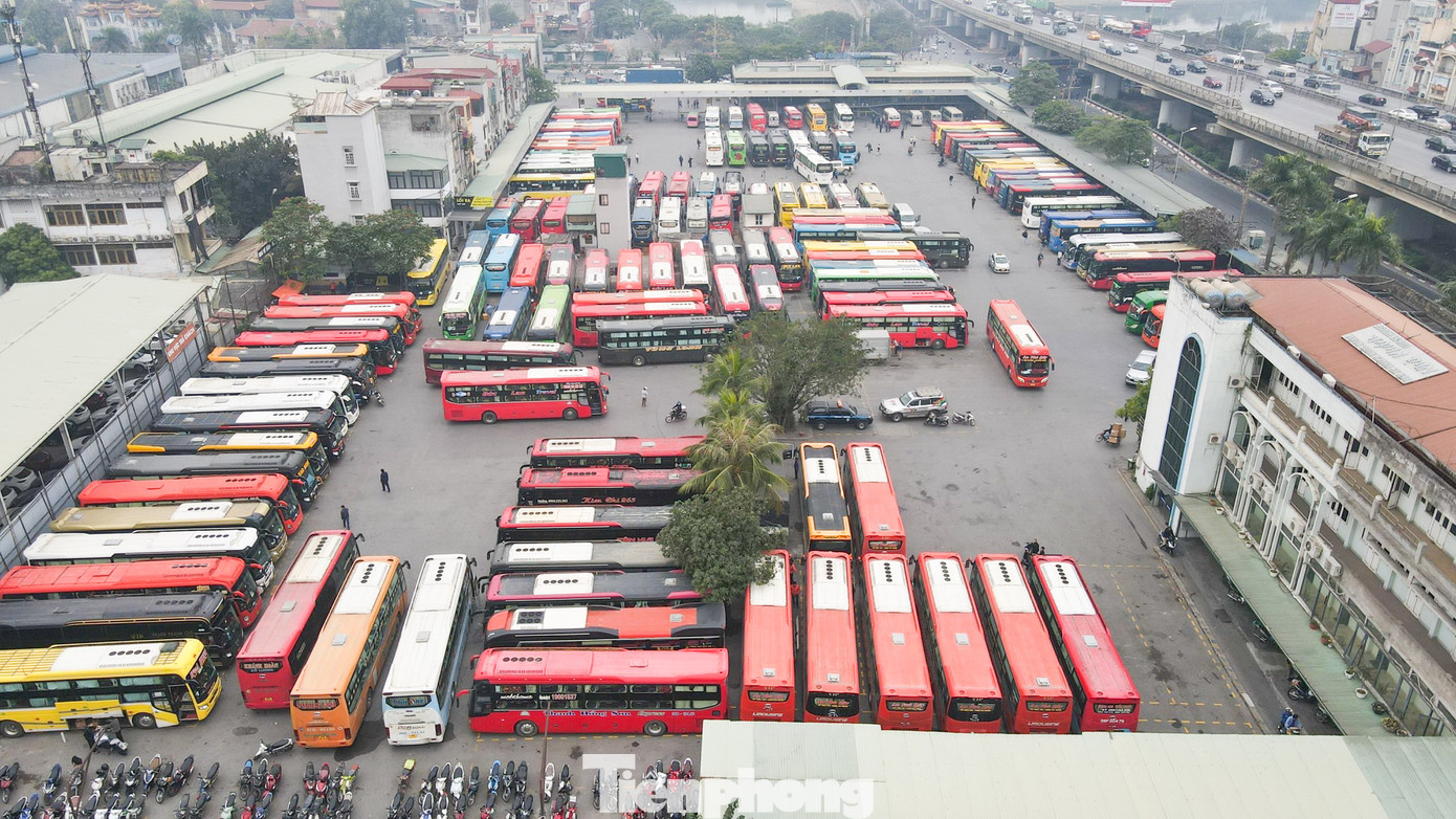 Theo ghi nhận của PV báo Tiền Phong, từ 15h ngày 30/12 các bến xe ở Hà Nội đã tăng nhiệt. Tại bến xe Giáp Bát, ô tô xếp hàng kín chờ đón khách.