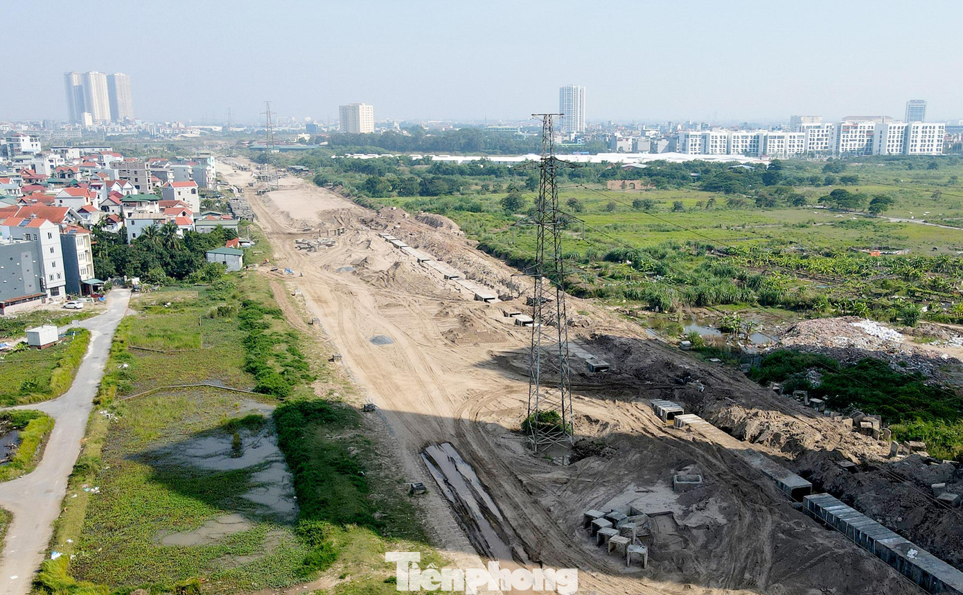 Dự kiến hoàn thành và đưa vào sử dụng cuối năm 2021, tuy nhiên, sau hơn 4 năm thi công, dự án xây dựng đường Vành đai 3,5 của TP. Hà Nội vẫn đang ngổn ngang. Rất nhiều cột điện vẫn án ngữ chưa được di dời.