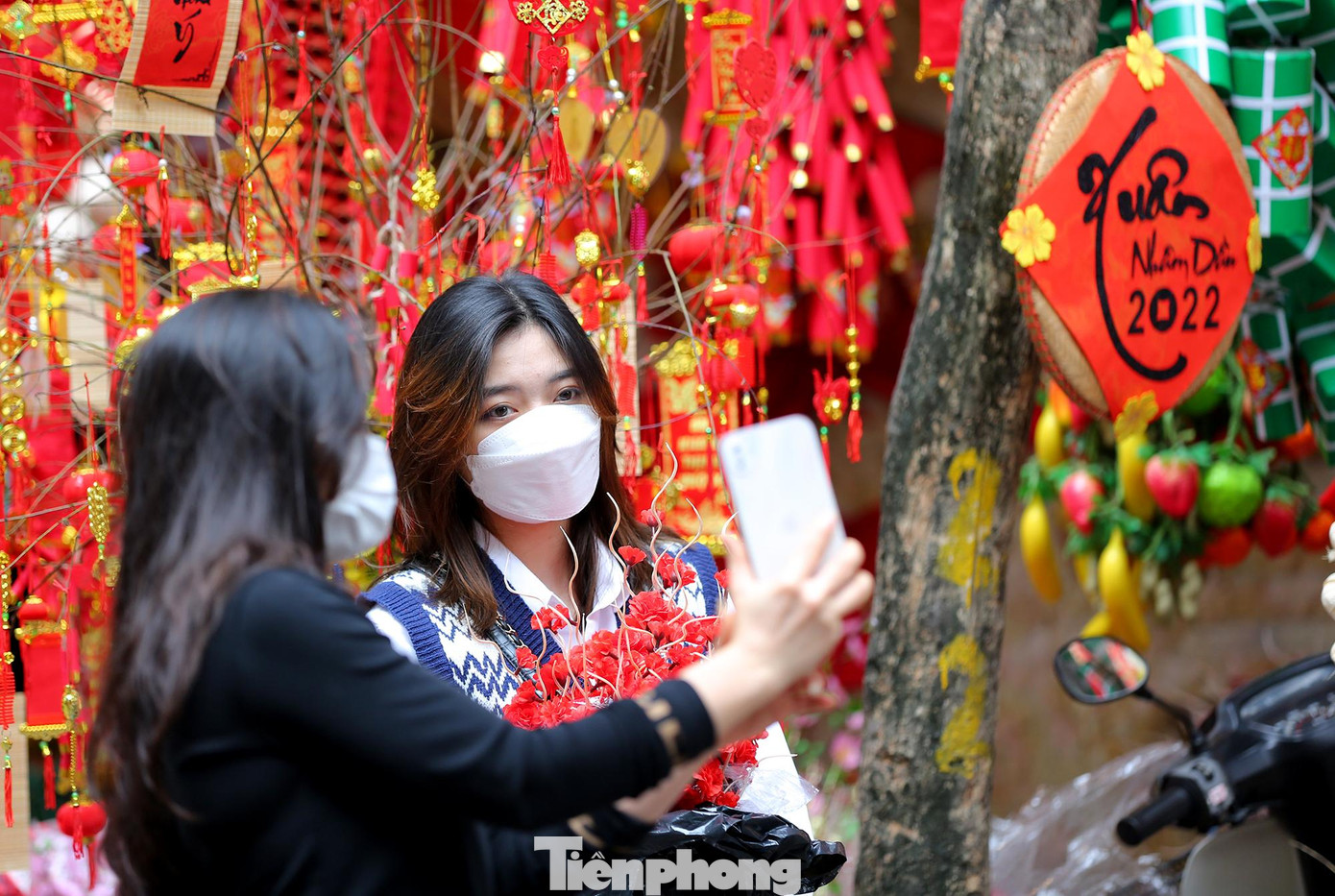 Các bạn trẻ tranh thủ lưu giữ lại những khoảnh khắc đẹp của chợ Tết năm nay.