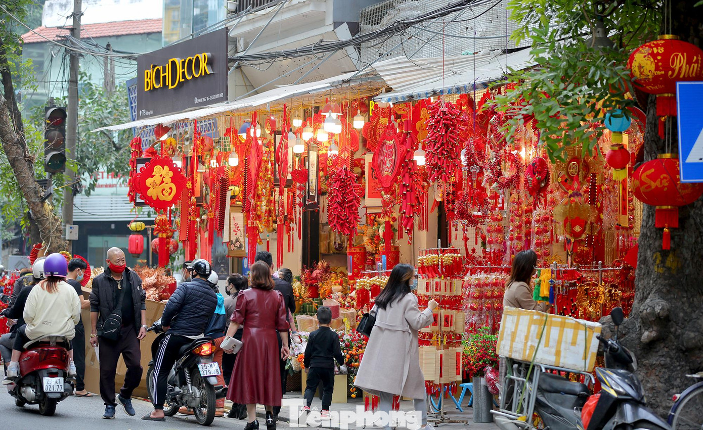 Mỗi dịp Tết đến xuân về, phố Hàng Mã (Hà Nội) luôn tràn ngập sắc đỏ đặc trưng của Tết Nguyên Đán cổ truyền. Đây cũng được xem như là một "thiên đường mua sắm" mỗi dịp Tết đến.