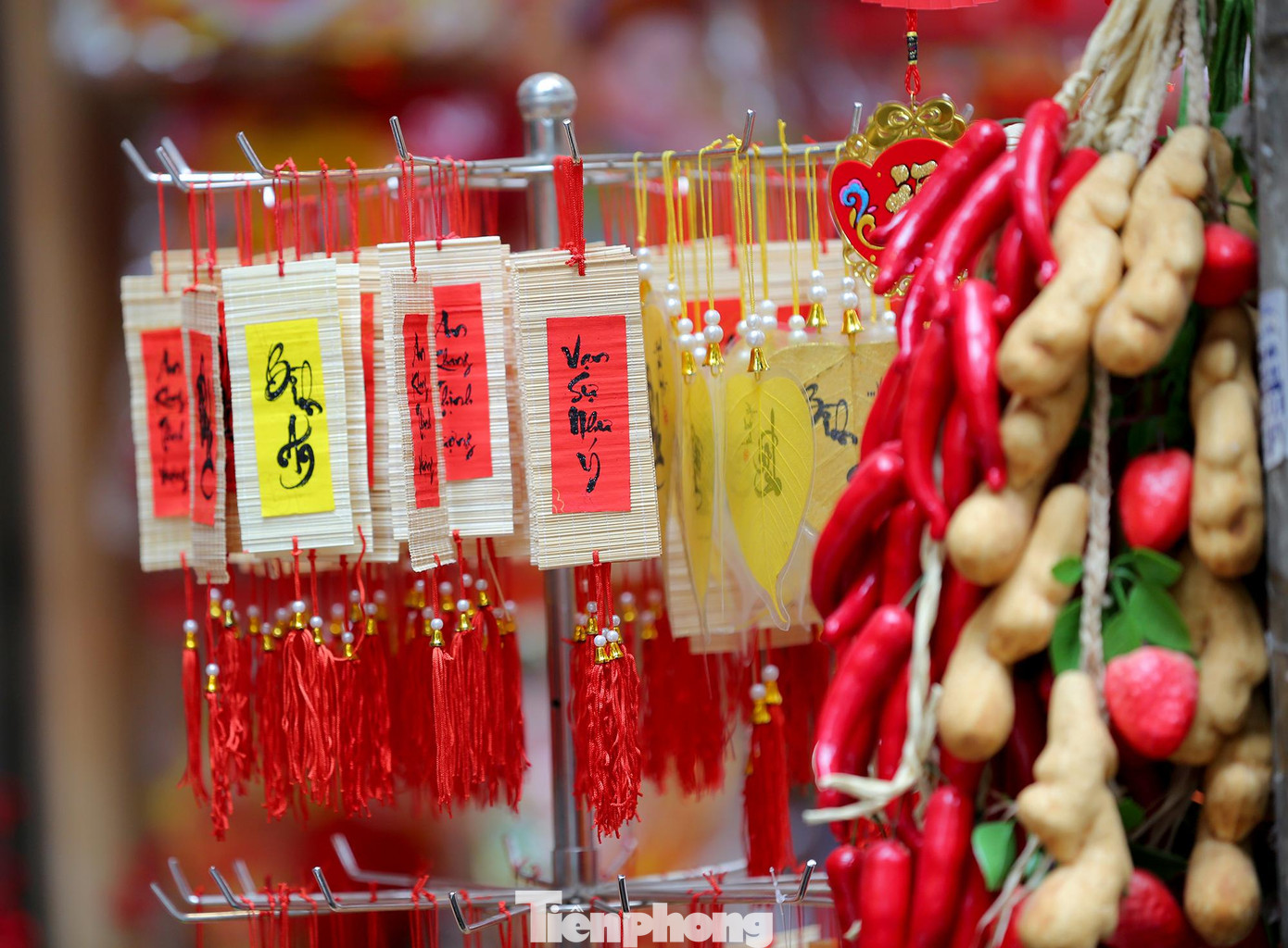 Câu đối, khánh Tết mang những ước nguyện gửi gắm may mắn, bình an và hạnh phúc cho năm mới.