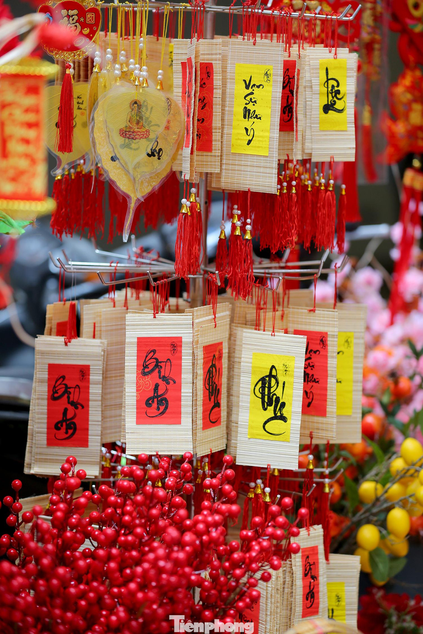 Theo ghi nhận của báo Tiền Phong, các sản phẩm bày bán ở đây năm nay rất phong phú, đa dạng với nhiều chủng loại khác nhau.