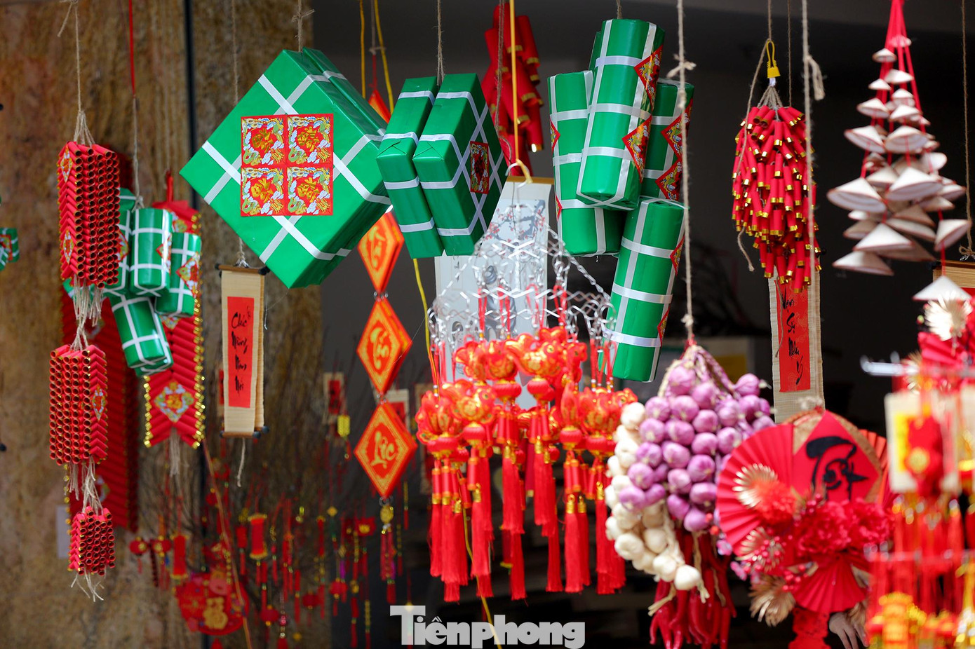 Khu phố Hàng Mã vào những ngày này ngập trong màu sắc đỏ rực từ tranh ảnh, câu đối chúc Tết, bánh chưng, bánh pháo....