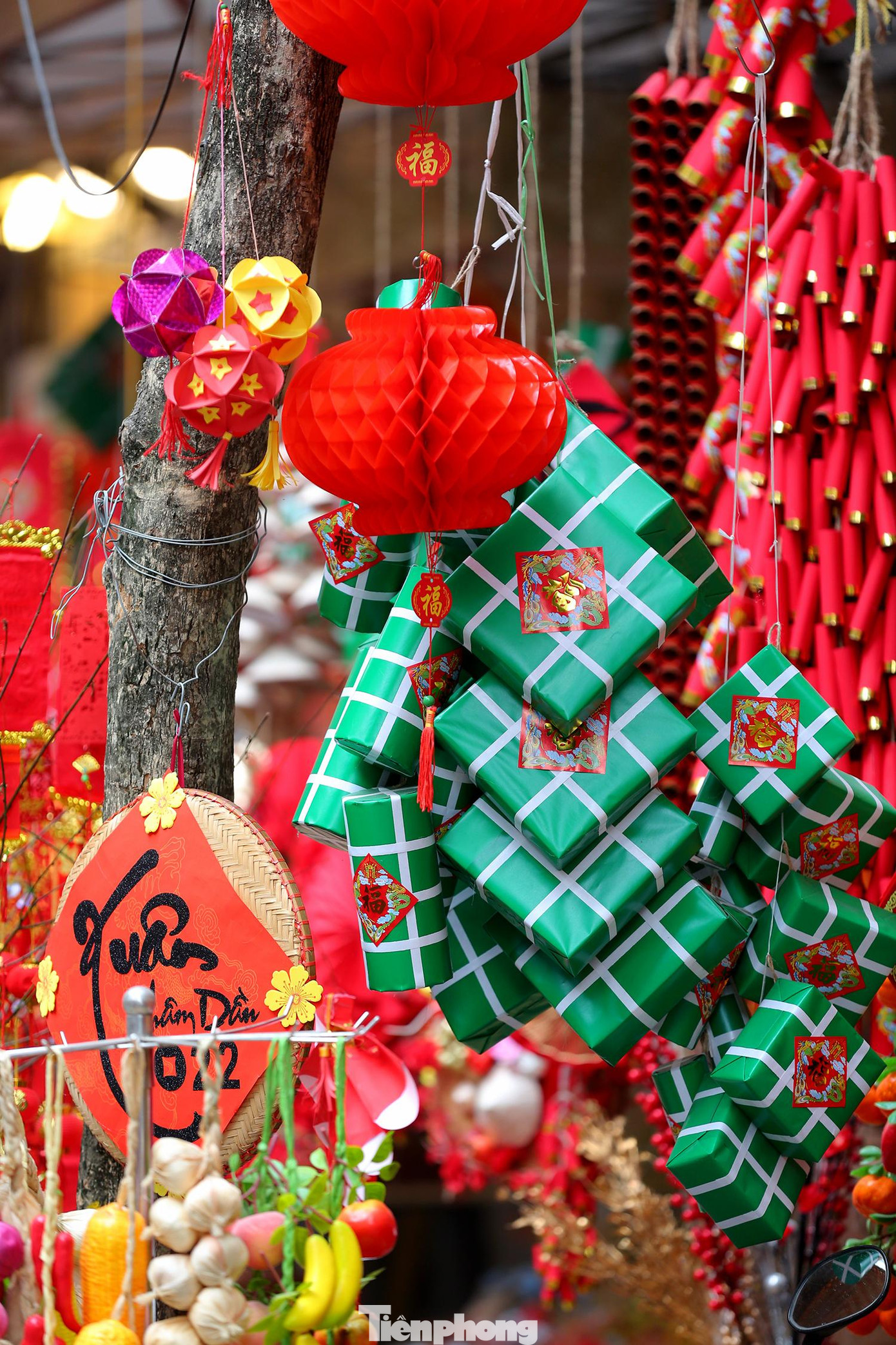 Gian hàng đậm chất truyền thống ngày Tết luôn thu hút mọi ánh nhìn.