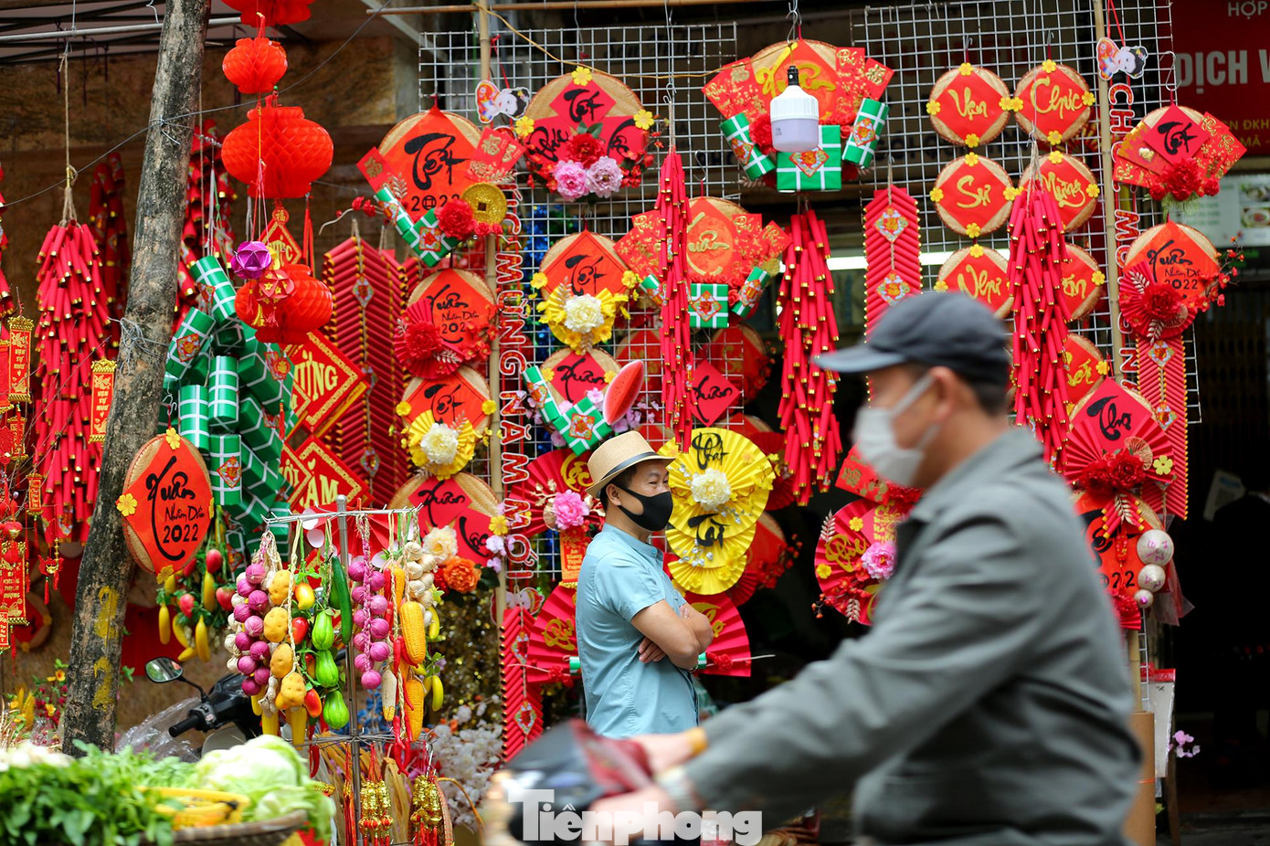 Theo một số tiểu thương tại phố Hàng Mã chia sẻ: " Các mặt hàng trang trí Tết năm nay không có nhiều biến động, giá cả không tăng cao so với mọi năm vì ảnh hưởng của dịch COVID-19".