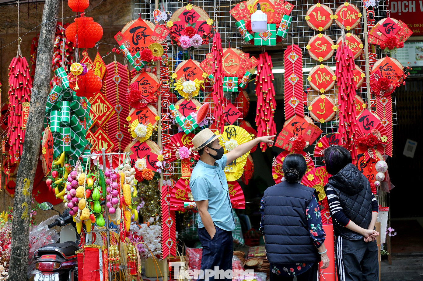 Đèn lồng, bao lì xì, câu đối đỏ... là những mặt hàng được nhiều người tiêu dùng quan tâm mua sắm nhất trong dịp này.