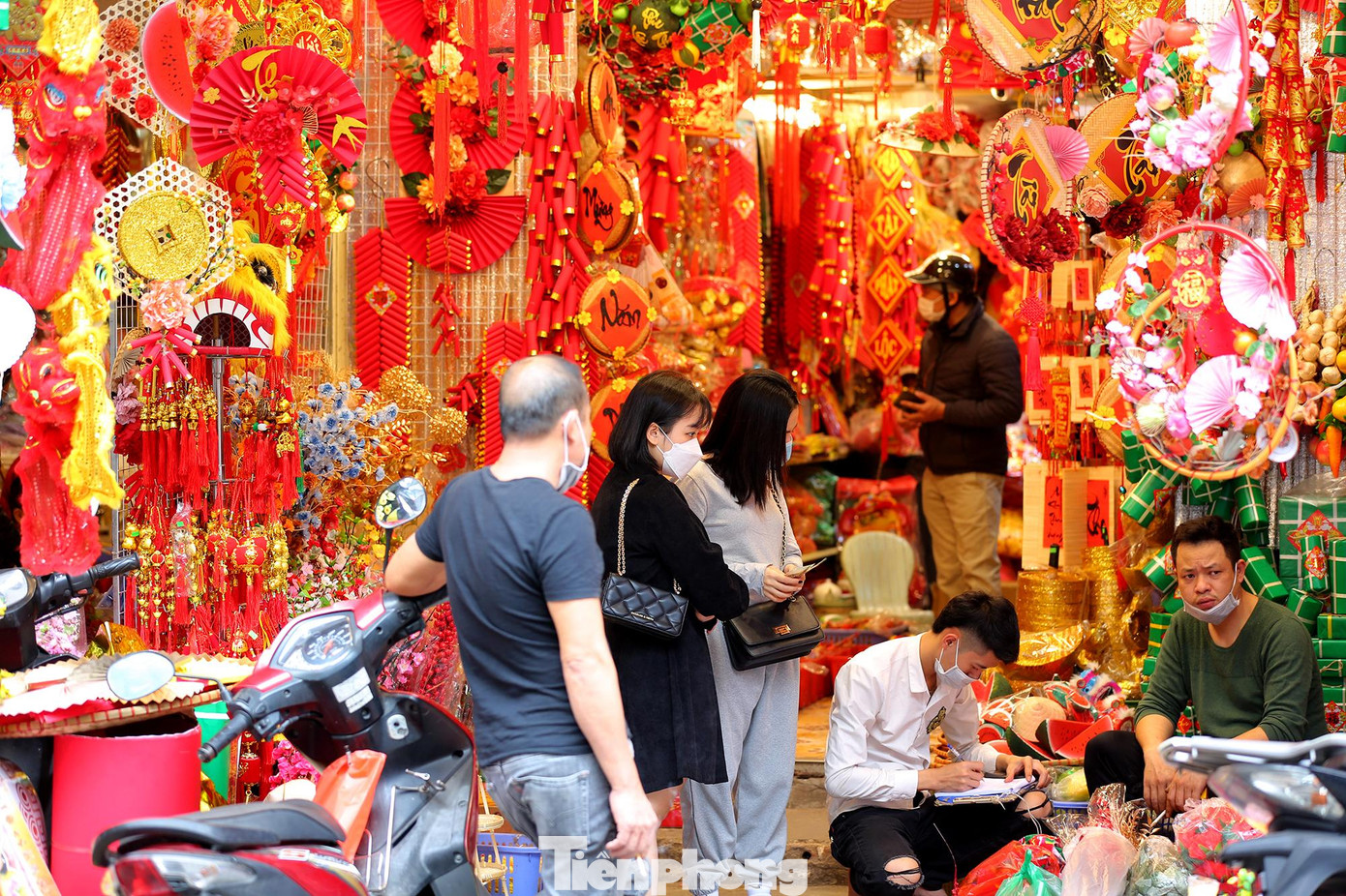 Không khí mua sắm đồ Tết những ngày này tại phố Hàng Mã đã rất tấp nập, rộn ràng hơn những ngày trước.