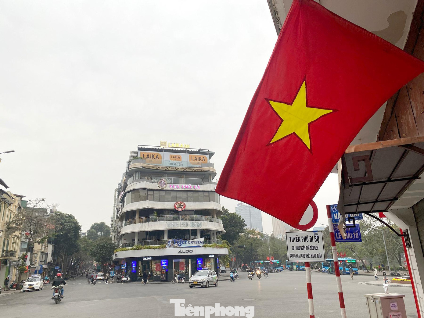 Khu vực vòi phun nước Hồ Gươm thưa thớt người qua lại.