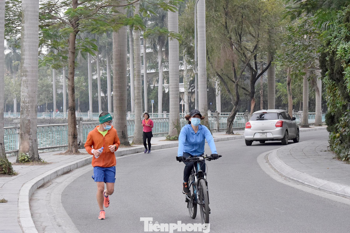 Khu vực Hồ Tây đoạn đường Nguyễn Đình Thi, cả quãng đường dài hầu như chỉ có vài người đi xe đạp và chạy bộ tập thể dục.