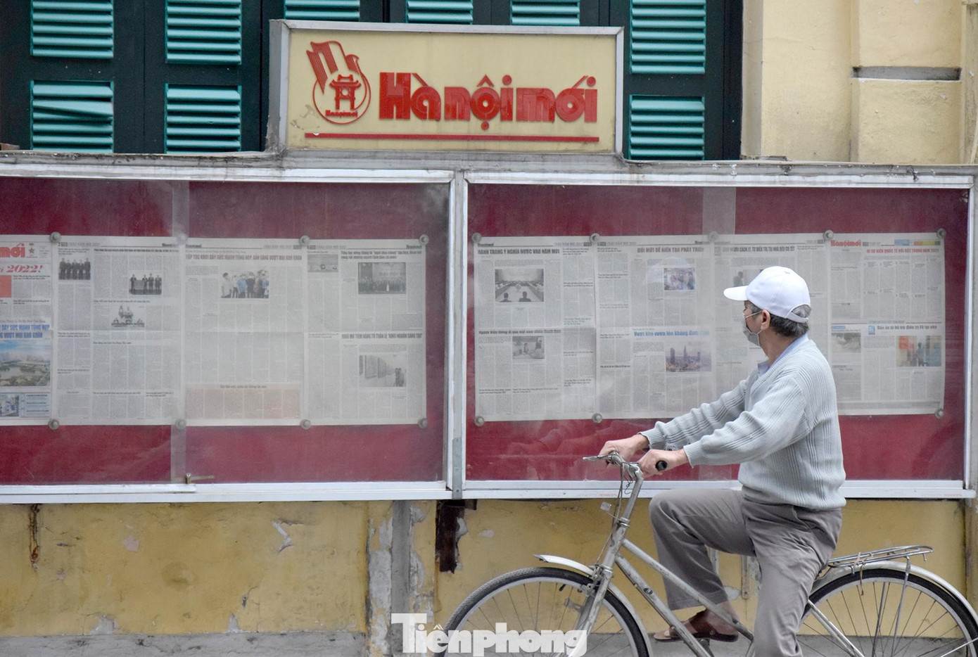 Trước cửa toà soạn báo Hà nội mới, một người dân thảnh thơi dừng xe đọc báo sáng mùng 1 Tết Dương lịch.