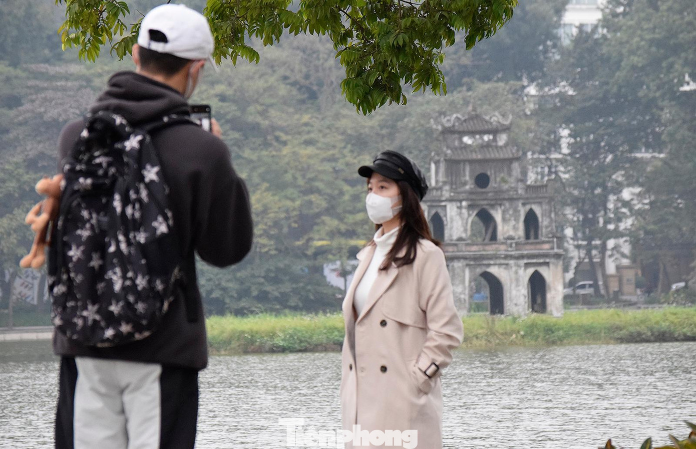 Đôi bạn trẻ thư thái ghi lại phút giây yên bình, vắng vẻ hiếm có của ngày đầu năm mới.
