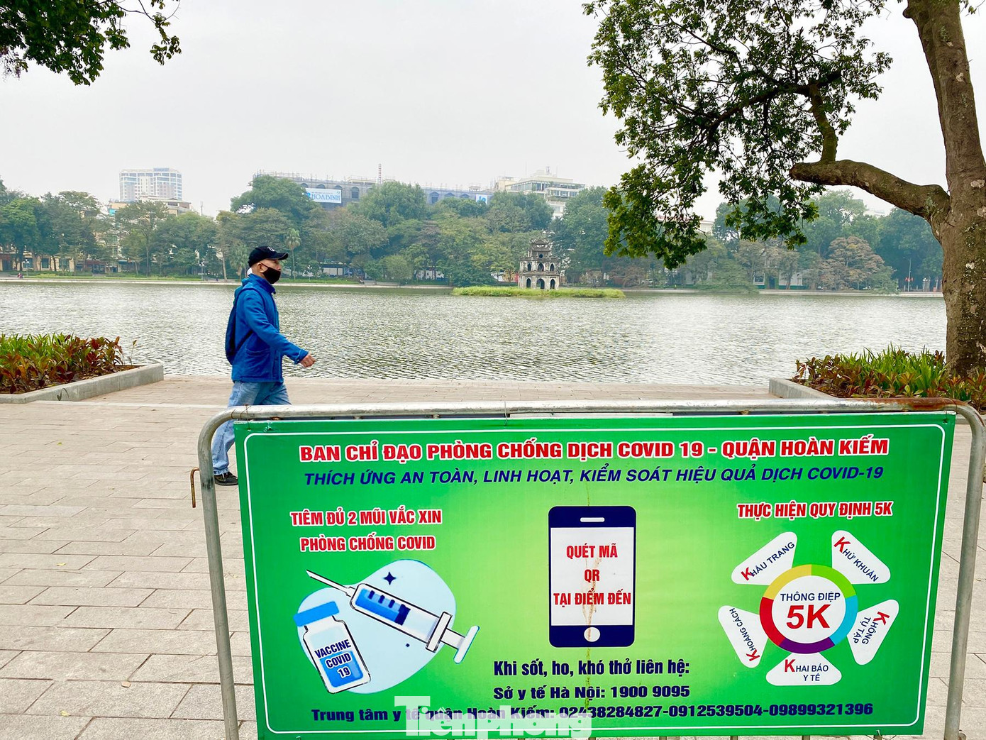 Đường phố thênh thang khiến bước chân mọi người thêm nhàn tản. Thông điệp 5K, phòng, chống dịch được đặt trên khắp các tuyến phố quanh Hồ Gươm.